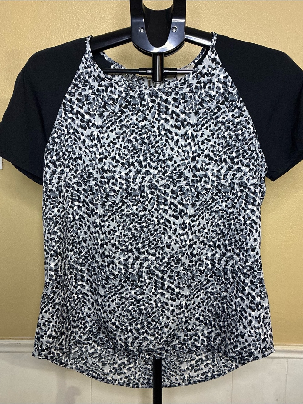Banana Republic Black & White Leopard Raglan Sleeve Tee